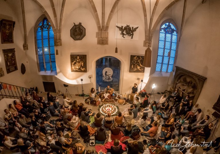 Große Gruppe von Menschen in einer historischen Kirche während einer musikalischen Darbietung – © Axel Hebenstreit