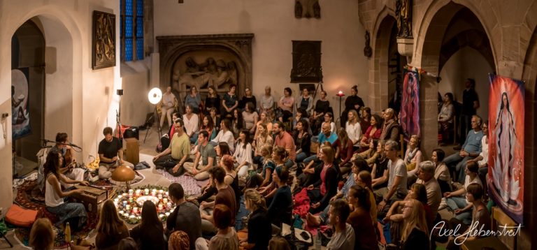Gemeinschaft von Menschen in einer Kirche, die gemeinsam Musik und Spiritualität erleben. – © Axel Hebenstreit