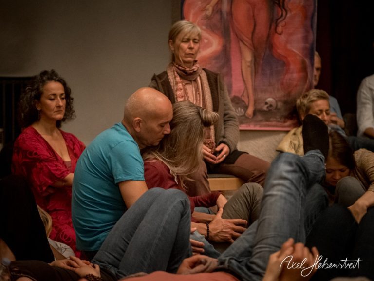 Eine Gruppe von Menschen sitzt entspannt beim Yoga und meditiert in einem warmen, einladenden Raum. – © Axel Hebenstreit