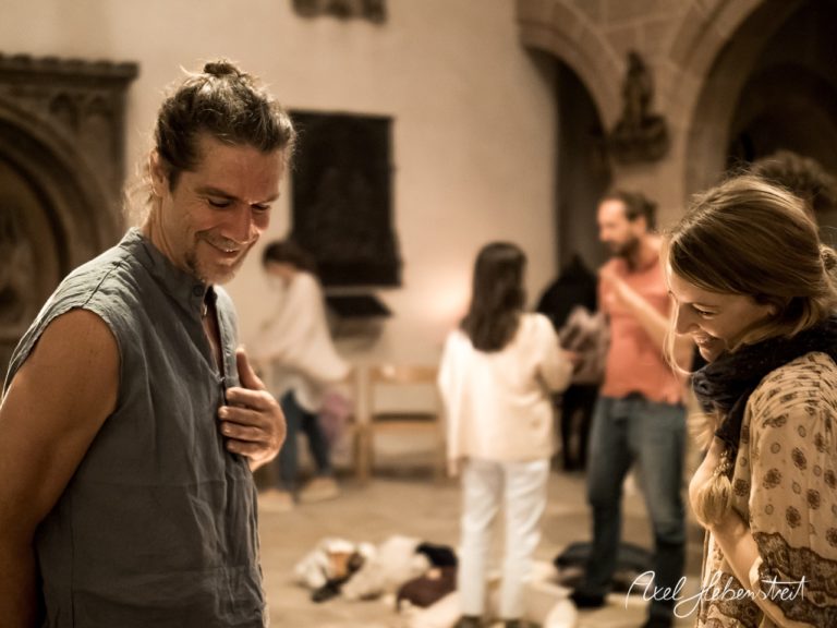 Zwei Personen lachen miteinander in einem stilvollen Raum während einer entspannten Zusammenkunft. – © Axel Hebenstreit