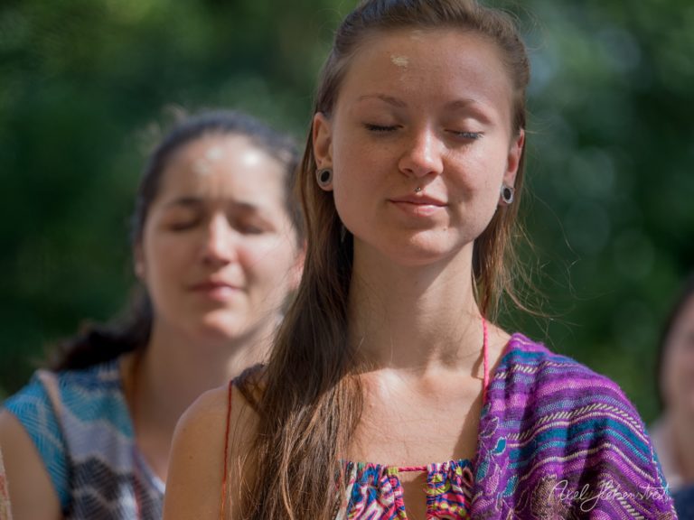 Zwei Frauen in farbenfroher Kleidung mit geschlossenen Augen in meditativer Ruhe in der Natur – © Axel Hebenstreit