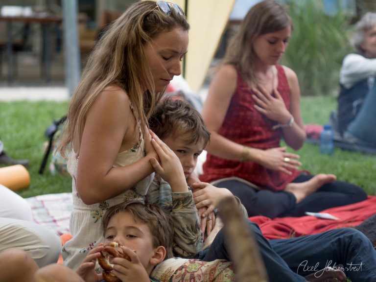 Junge Mutter mit zwei kleinen Kindern beim gemütlichen Picknick auf grüner Wiese an einem sonnigen Tag – © Axel Hebenstreit