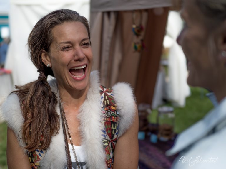 Lachende Frau in traditioneller bayerischer Tracht mit Pelzweste bei Festivalveranstaltung – © Axel Hebenstreit