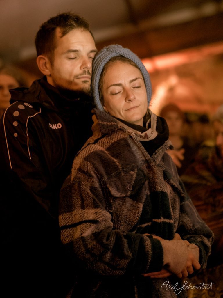 Paar umarmt sich zärtlich bei Nacht mit geschlossenen Augen in inniger Atmosphäre – © Axel Hebenstreit