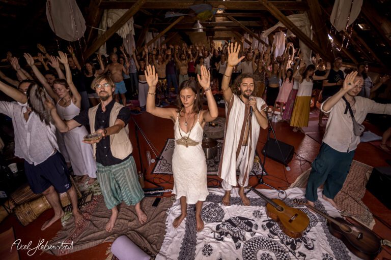Menschen in einem alten Dachboden heben die Hände bei einem spirituellen Musik-Event – © Axel Hebenstreit