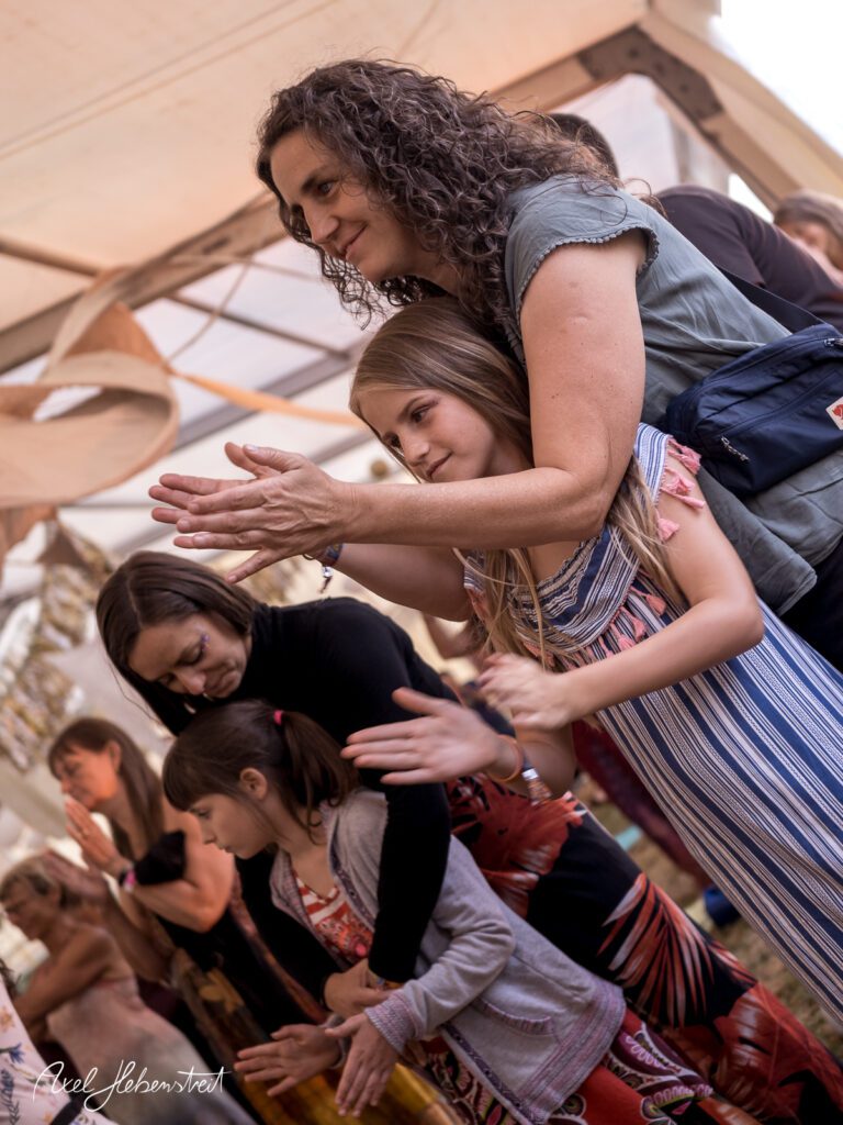 Kinder und Erwachsene tanzen gemeinsam in fröhlicher Atmosphäre bei einem Festival – © Axel Hebenstreit