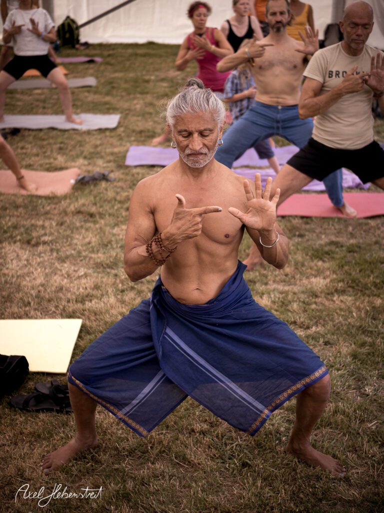 Männlicher Yogapractitioner in entspannter Pose während einer Yoga-Session im Freien – © Axel Hebenstreit