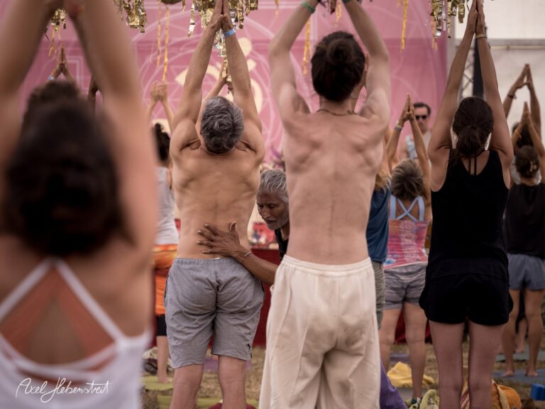 Gruppensitzung beim Yoga-Festival mit Teilnehmern in Dehnung und Anleitung durch einen Lehrer – © Axel Hebenstreit