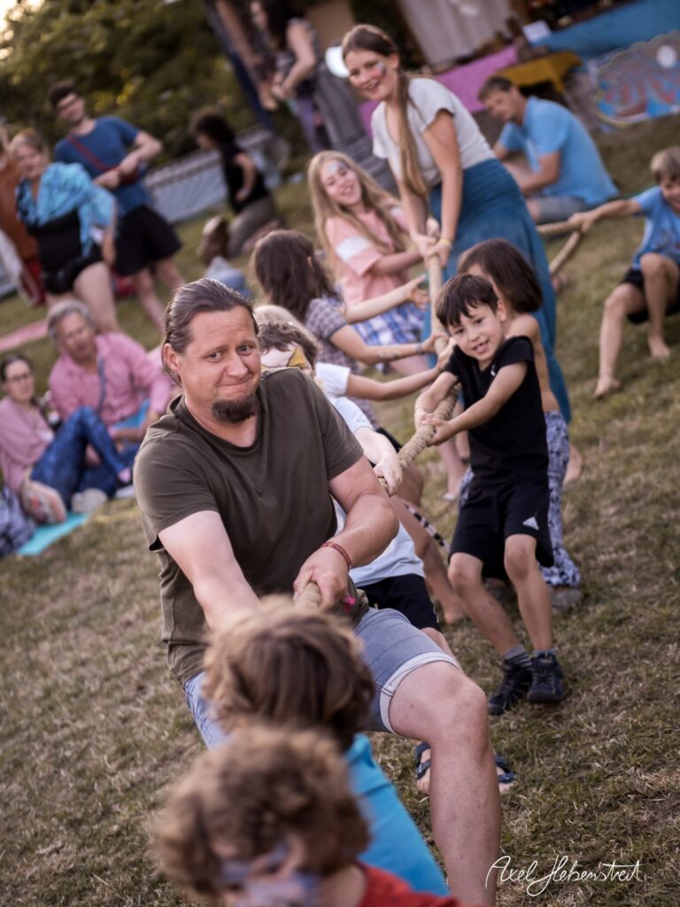 Familienfreundliche Atmosphäre beim Tauziehen auf einem Festival in Bayern – © Axel Hebenstreit