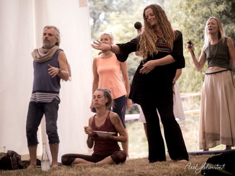 Impressionen einer Meditationsveranstaltung mit Teilnehmern in entspannter Stimmung unter einem Zelt – © Axel Hebenstreit