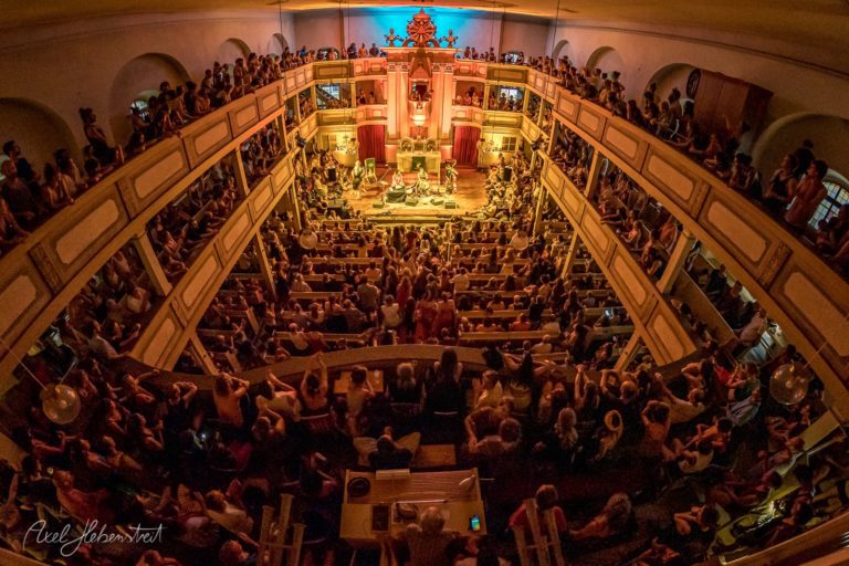 Ein begeistertes Publikum in einem historischen Saal genießt ein Konzert – © Axel Hebenstreit