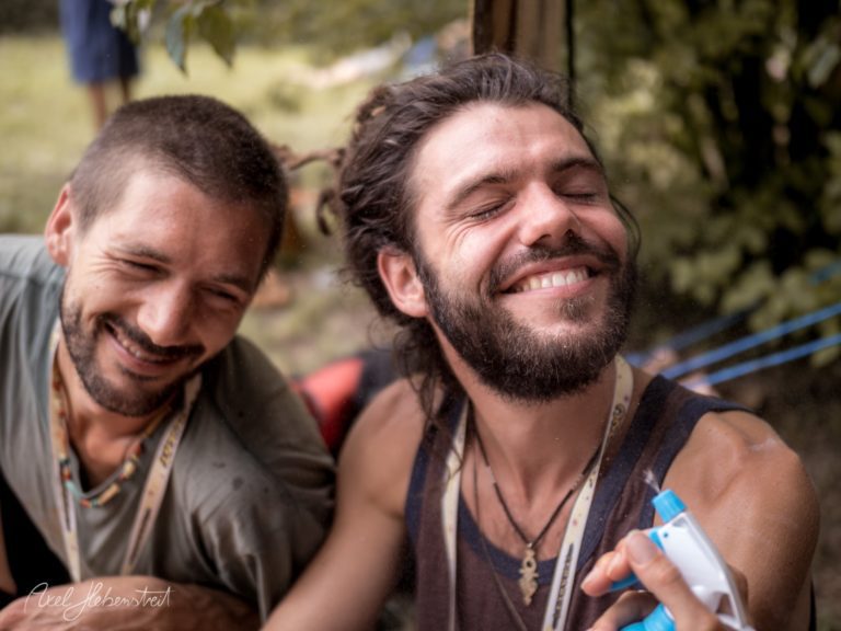Zwei Männer lachen fröhlich und genießen einen entspannten Moment in der Natur. – © Axel Hebenstreit