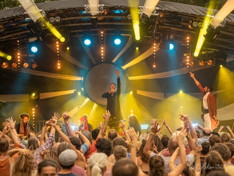 Dynamische Konzertatmosphäre mit leidenschaftlichem Sänger und jubelndem Publikum auf einem Festival – © Axel Hebenstreit