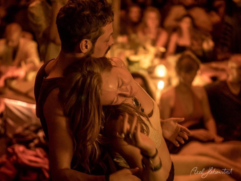 Romantisches Paar tanzt innig und verträumt in einer warmbeleuchteten Festivalkulisse – © Axel Hebenstreit