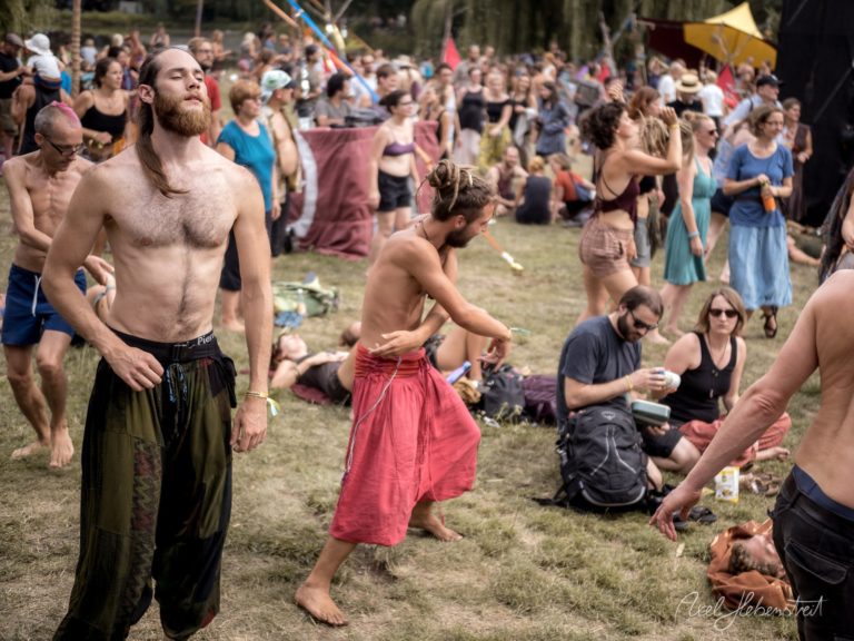 Tanzende Festivalbesucher in entspannter Atmosphäre auf einer Wiese im Freien – © Axel Hebenstreit