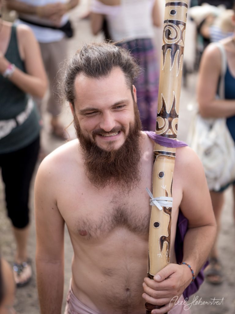 Lächelnder Mann mit Bart und Stock in entspannter Festivalatmosphäre – © Axel Hebenstreit