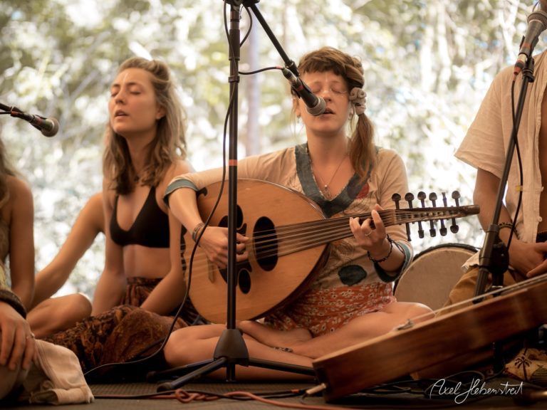 Musikerinnen spielen gemeinsam traditionelle Musik im Freien bei einem Festival, umgeben von Natur – © Axel Hebenstreit