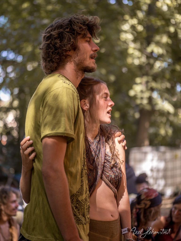 Ein Mann und eine Frau stehen umarmt in einer entspannten Outdoor-Umgebung. – © Axel Hebenstreit