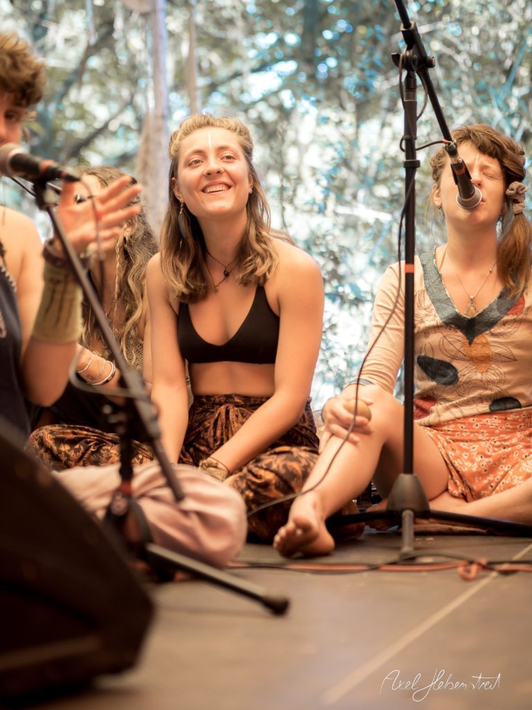 Lächelnde Frauen sitzen auf der Bühne eines Festivals und genießen die Musik – © Axel Hebenstreit
