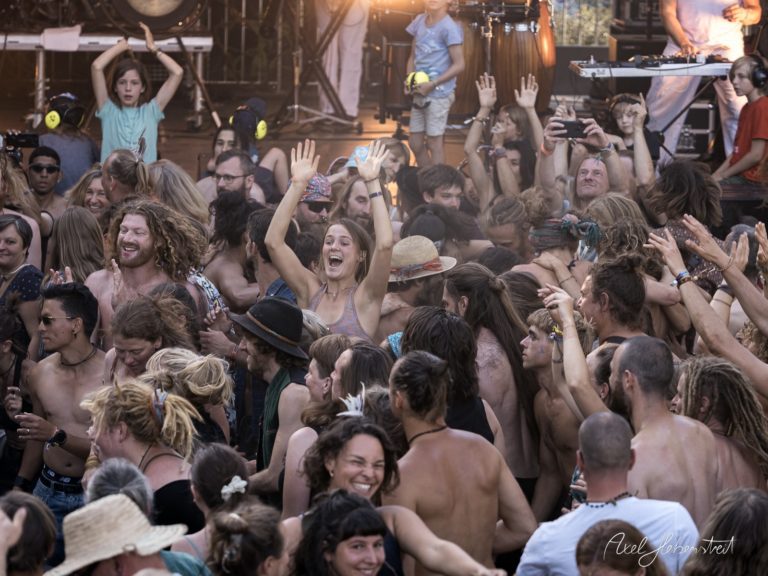 Begeisterte Festivalbesucher tanzen ausgelassen im Freien und genießen die Musik – © Axel Hebenstreit.