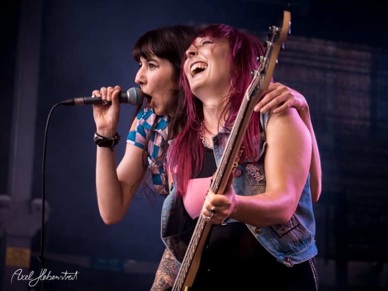 Zwei Sängerinnen performen leidenschaftlich auf einer Bühne und verbreiten Energie und Freude – © Axel Hebenstreit