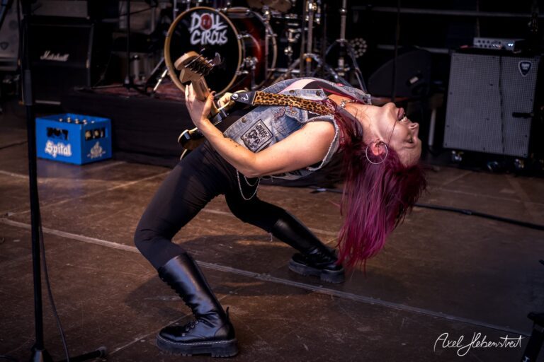 Energiegeladene Musikerin mit rosa Haaren, die auf der Bühne in Bayern rockt – © Axel Hebenstreit