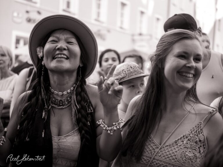 Lachende Frauen in fröhlicher Atmosphäre während eines Festivals auf der Straße – © Axel Hebenstreit