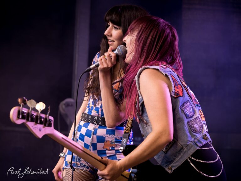Zwei Musikerinnen performen leidenschaftlich auf der Bühne und begeistern das Publikum. – © Axel Hebenstreit