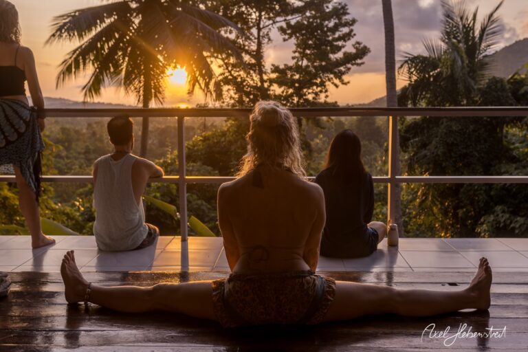 Yoga-Praktizierende genießen den Sonnenuntergang in einer ruhigen Naturkulisse – © Axel Hebenstreit