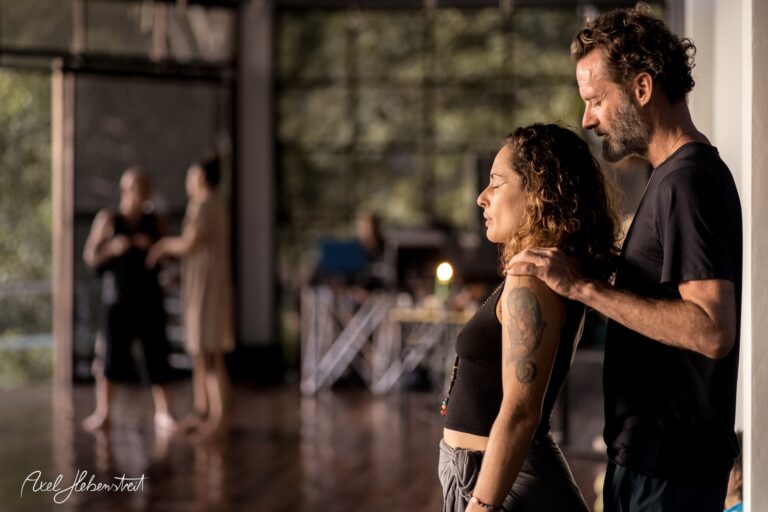 Ein entspanntes Pärchen beim Yoga in einer hellen, offenen Umgebung – © Axel Hebenstreit