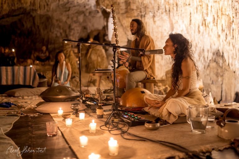 Intime Musikkonferenz in einer Höhle mit Kerzenlicht und entspannender Atmosphäre – © Axel Hebenstreit