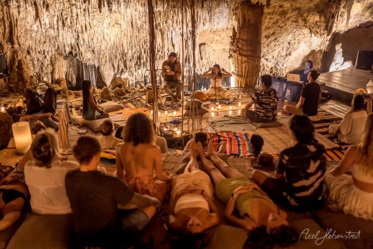 Intime Konzertatmosphäre in einer Höhle mit Teilnehmern, Kerzenlicht und entspannter Stimmung – © Axel Hebenstreit
