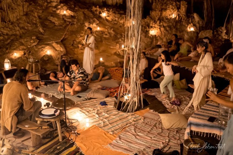 Intime Atmosphäre eines Konzerts in einer Höhle mit Kerzenlicht und sitzenden Zuschauern – © Axel Hebenstreit
