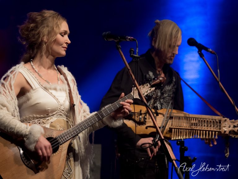 Zwei Musiker auf der Bühne, die in harmonischer Stimmung ein Konzert spielen. – © Axel Hebenstreit
