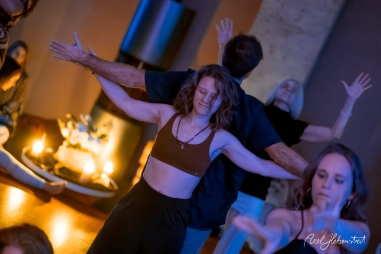 Tanzende Personen in entspannter Atmosphäre bei einem spirituellen Event mit Kerzenlicht – © Axel Hebenstreit
