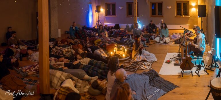 Eine entspannte Stimmung bei einer Musikveranstaltung, bei der die Teilnehmer in Decken gehüllt auf dem Boden liegen. – © Axel Hebenstreit