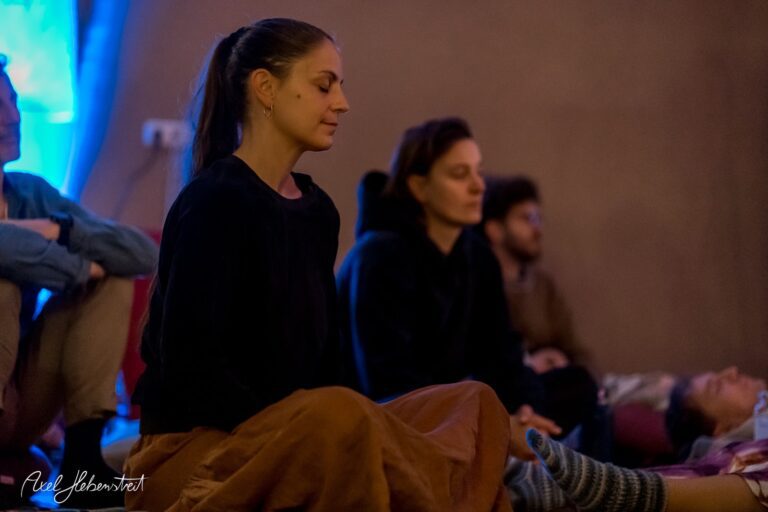 Meditierende Teilnehmer in entspannter Atmosphäre während einer Yoga-Session – © Axel Hebenstreit