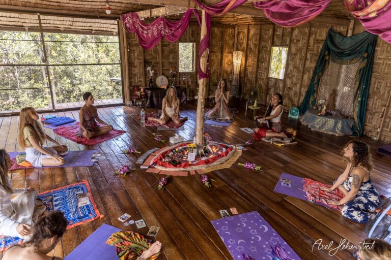 Gruppensitzung in einem Yoga-Raum im Freien, umgeben von Natur, mit Fokus auf Meditation und Achtsamkeit – © Axel Hebenstreit