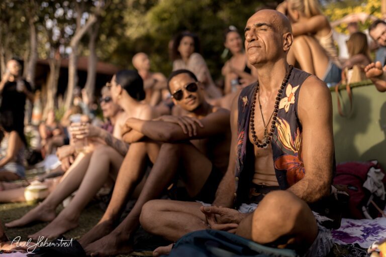 Entspannte Menschen im Freien beim Yoga-Workshop, eine besinnliche Atmosphäre umgeben von Natur – © Axel Hebenstreit