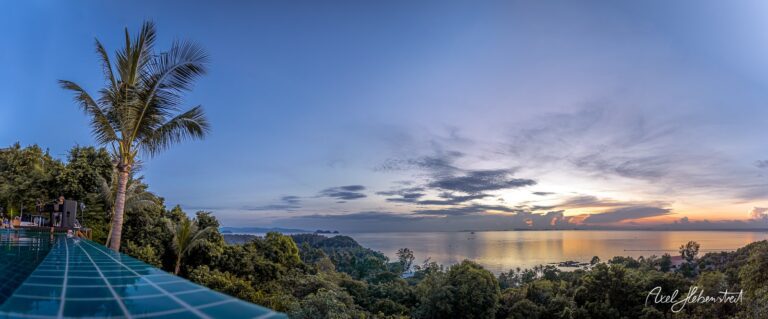 Ein atemberaubender Sonnenuntergang über dem Meer mit Palmen, Blick auf eine idyllische Landschaft – © Axel Hebenstreit