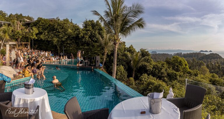 Blick auf ein Poolkonzert mit Zuschauern und Palmen in tropischer Umgebung – © Axel Hebenstreit