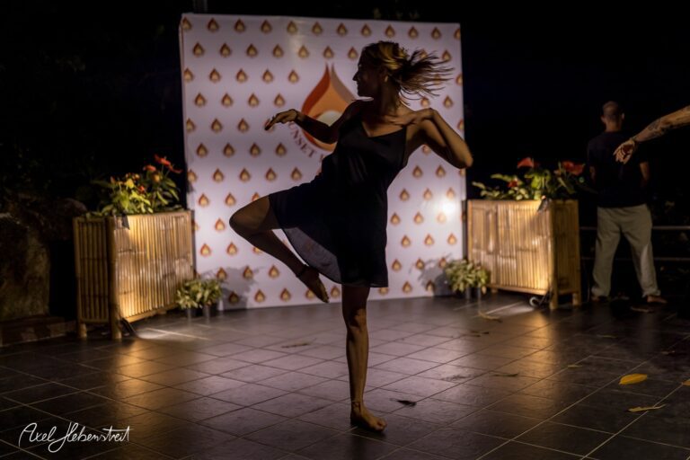 Tanzende Frau in eleganter Pose vor einem festlichen Hintergrund bei nächtlicher Stimmung – © Axel Hebenstreit