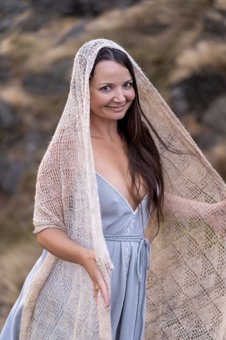 Frau in sanfter Pose mit einem transparenten Schal in einer natürlichen Umgebung – © Axel Hebenstreit