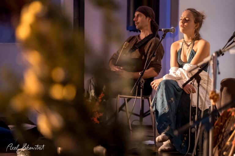 Eine Sängerin und ein Musiker auf einer Bühne, umgeben von einem entspannten, inspirierenden Ambiente – © Axel Hebenstreit