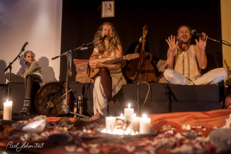 Musikerinnen und Musiker spielen harmonische Klänge bei einem intimen Konzert in gemütlicher Atmosphäre – © Axel Hebenstreit