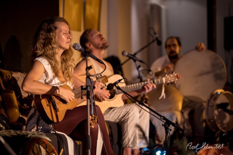 Musiker in einem intimen Konzert genießen die Musik und Atmosphäre, umgeben von sanftem Licht – © Axel Hebenstreit