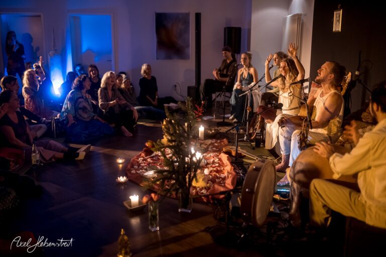 Ein musikalisches Event mit Publikum in einer gemütlichen Atmosphäre, umgeben von Kerzenlicht – © Axel Hebenstreit.