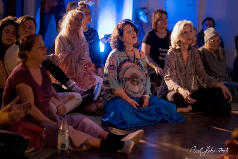 Meditierende Frauen in einem Yoga-Workshop, umgeben von sanftem Licht und einer harmonischen Atmosphäre – © Axel Hebenstreit
