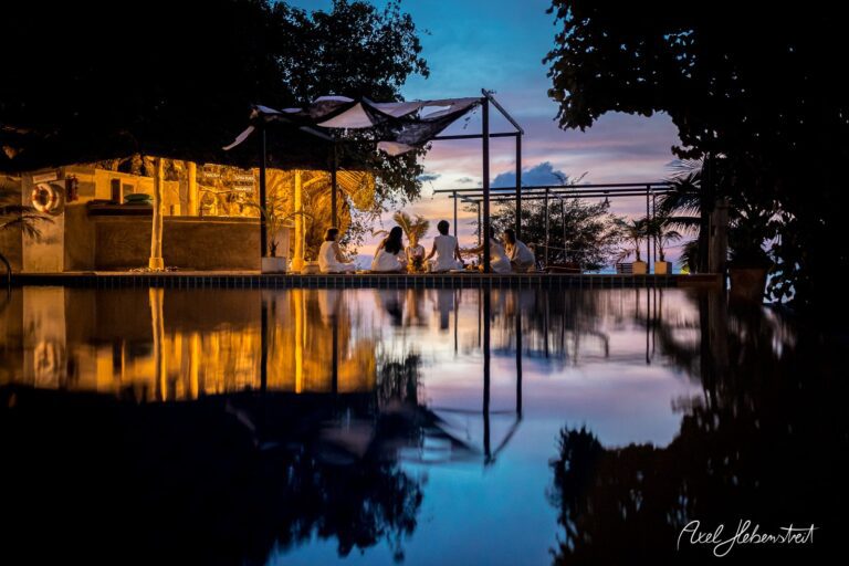 Gemütliches Zusammensein am Abend mit spiegelndem Wasser, umgeben von Natur und sanften Farben – © Axel Hebenstreit