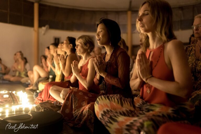 Meditative Frauen im Sitzen mit gefalteten Händen in einem warmen, einladenden Raum – © Axel Hebenstreit